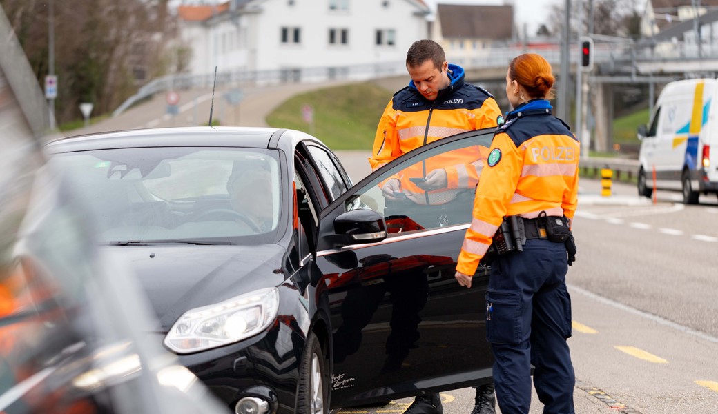 62-jähriger Mann ist in Autounfall verwickelt und fährt weiter, ohne sich um den Schaden zu kümmern