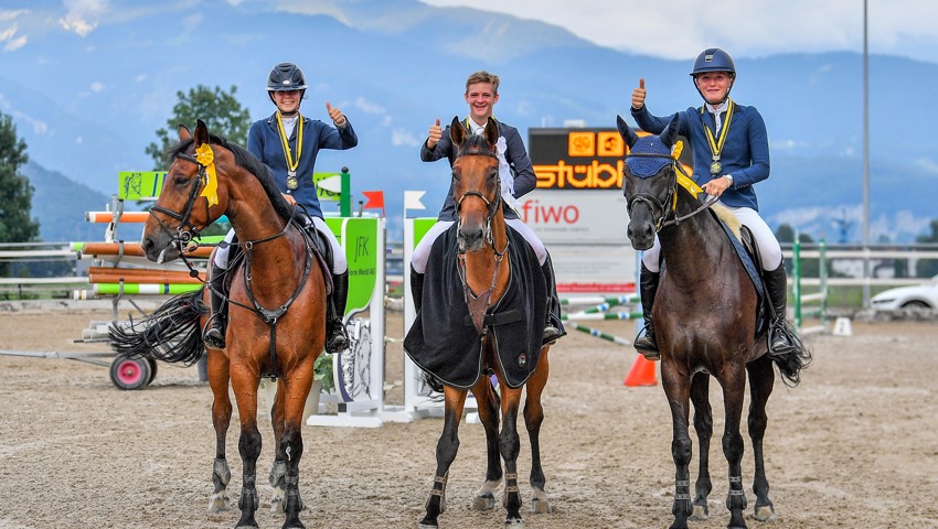 Das Podest der OKV-U25-Meisterschaft mit Sieger Leon Hänzi in der Mitte, links die zweitplatzierte Janna Frei, rechts Madeleine Eisenegger.