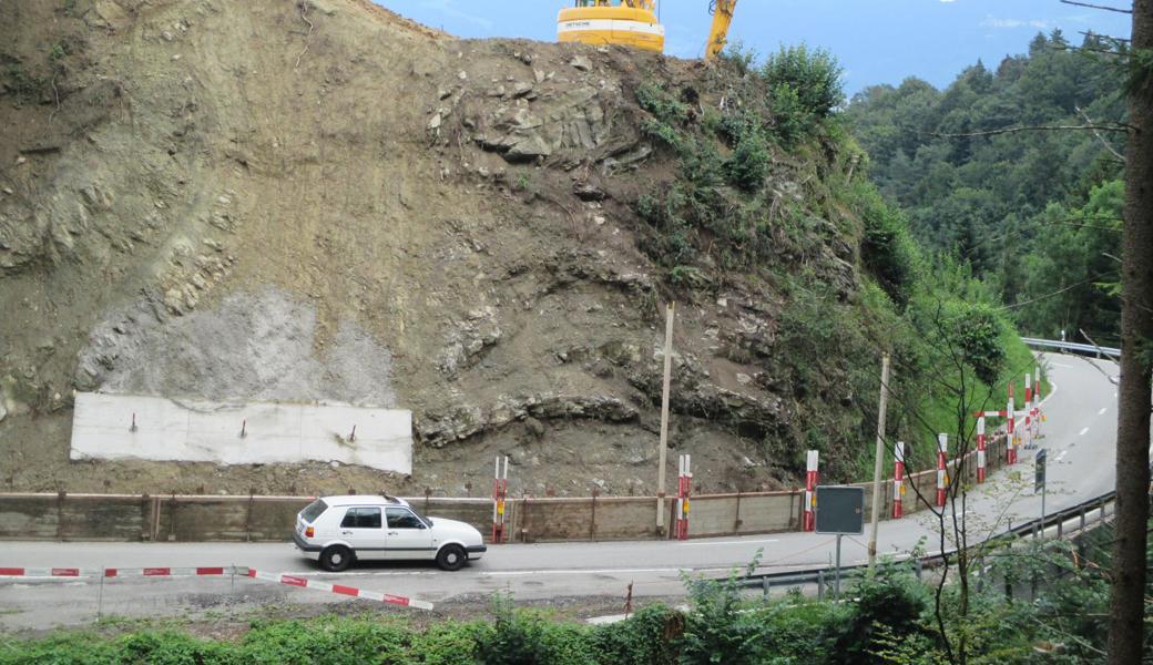 Unterhalb der Sonderegg (Oberegg) zwingt der unmittelbar an der Kantonsgrenze vorgesehene Bau einer neuen Brücke über den Sulzbach zum Abbau des Felsens im Hintergrund.  