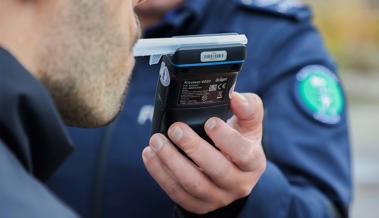 70-Jähriger flüchtete vor Polizei und 41-Jähriger streifte Hausmauer 70-Jähriger flüchtete vor Polizei und 41-Jähriger streifte Hausmauer