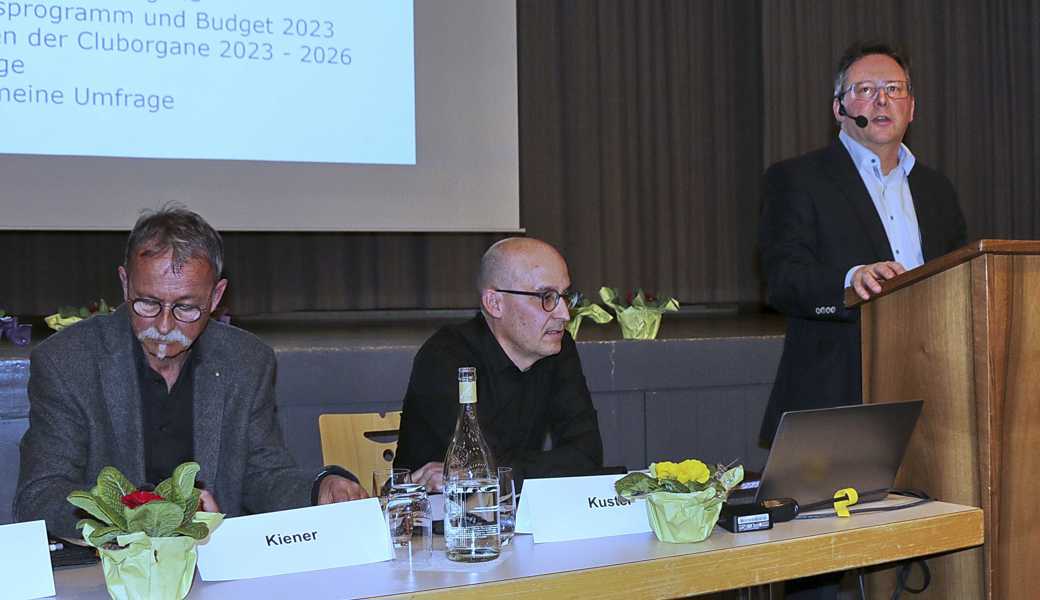Aktuar Ivo Kiener, Kassier Lukas Kuster und Präsident Michael Schöbi (stehend) führten speditiv durch die Geschäfte. 