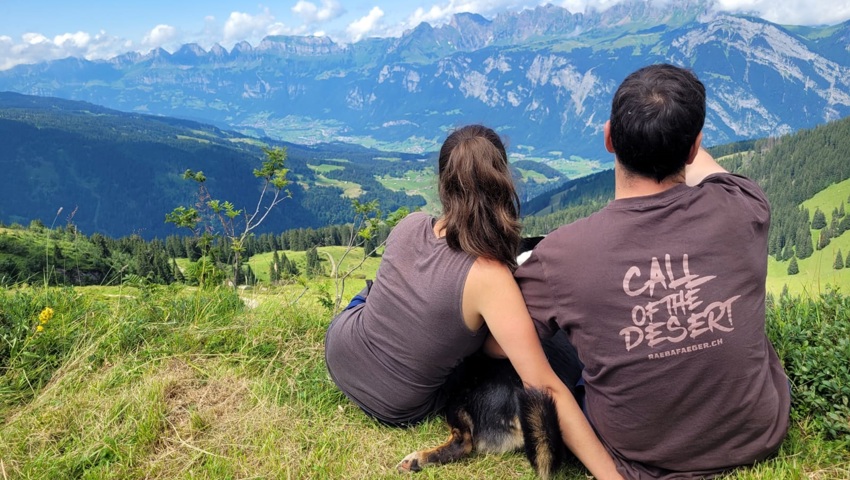 Blick auf die Churfirsten – die Alp Vermii oberhalb von Wangs bietet den beiden Älplern eine herrliche Aussicht auf die Berge.