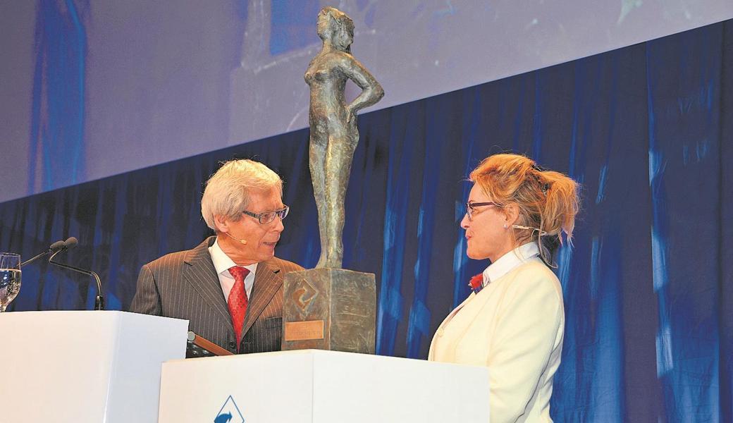 Bettina Fleisch, Inhaberin von Säntis Packaging, bekommt von Karl Stadler den Preis der Rheintaler Wirtschaft verliehen.