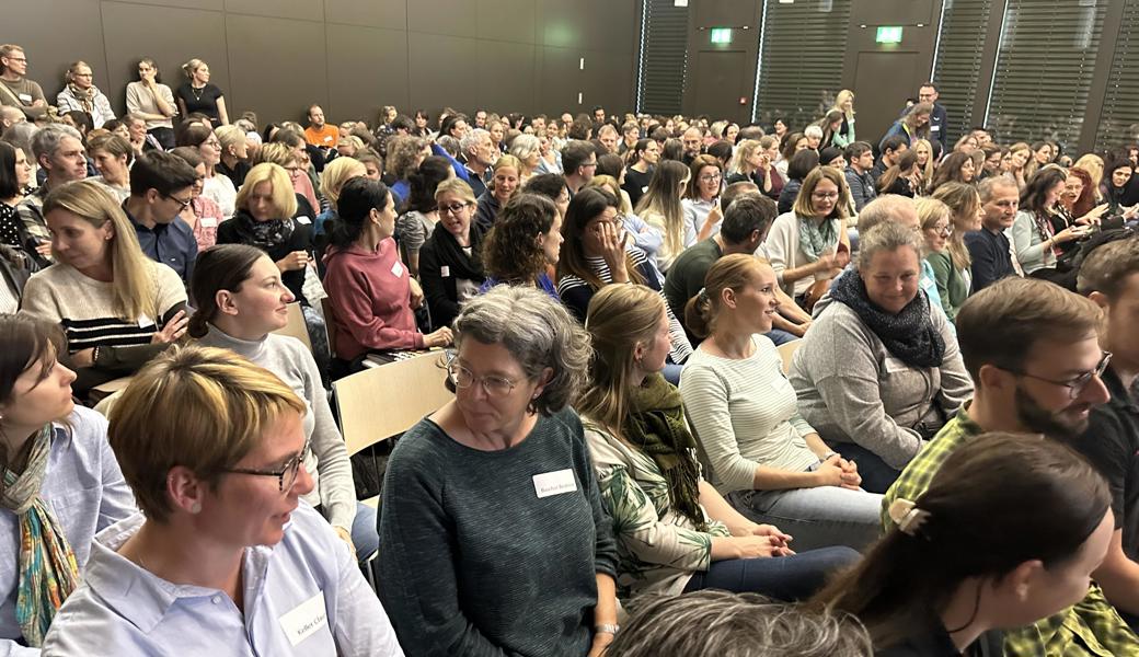 250 Personen kamen am Donnerstagabend zum RegioForum Elternbildung in die Aula der Kantonsschule Heerbrugg.