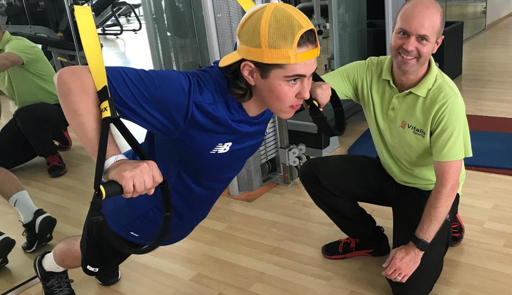 Gion Coray trimmt sich mit Dominic Schüler von Vitalis Fitness in Lüchingen für sein Kanada-Abenteuer.