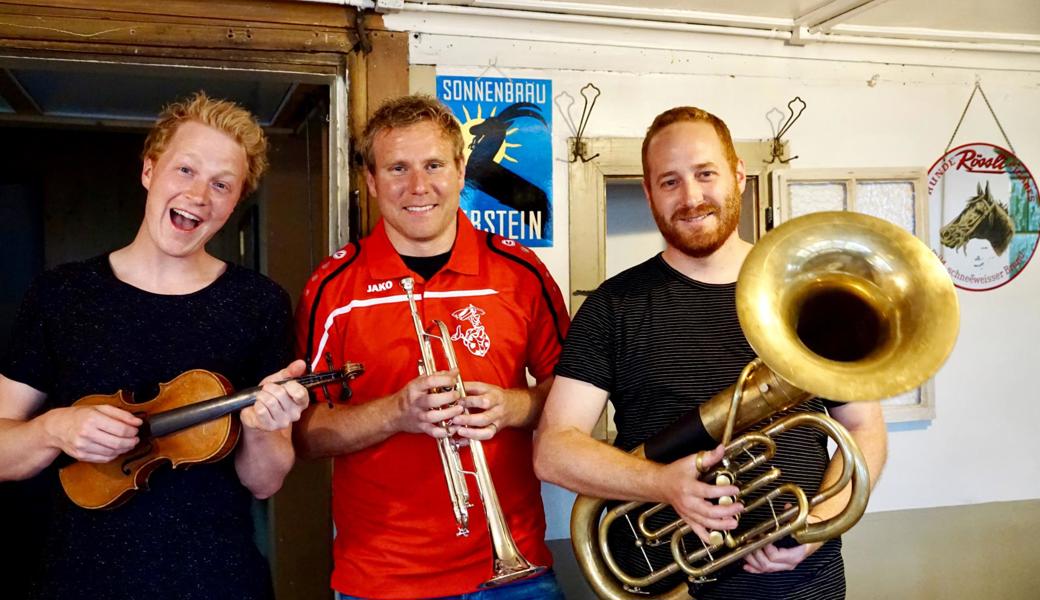 Die Fäaschtbänkler Andreas Frei (links) und Marco Graber (rechts) freuen sich zusammen mit Roman Federer (Präsident Verein Pokalturnier-Freunde) auf die morgige Sommerparty in Rebstein – und sind immer wieder für Neues zu haben. Die Festbesucher dürfen gespannt sein.