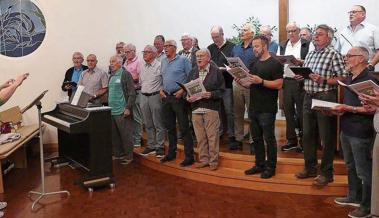 Männerchor gratuliert Röbi Schmid