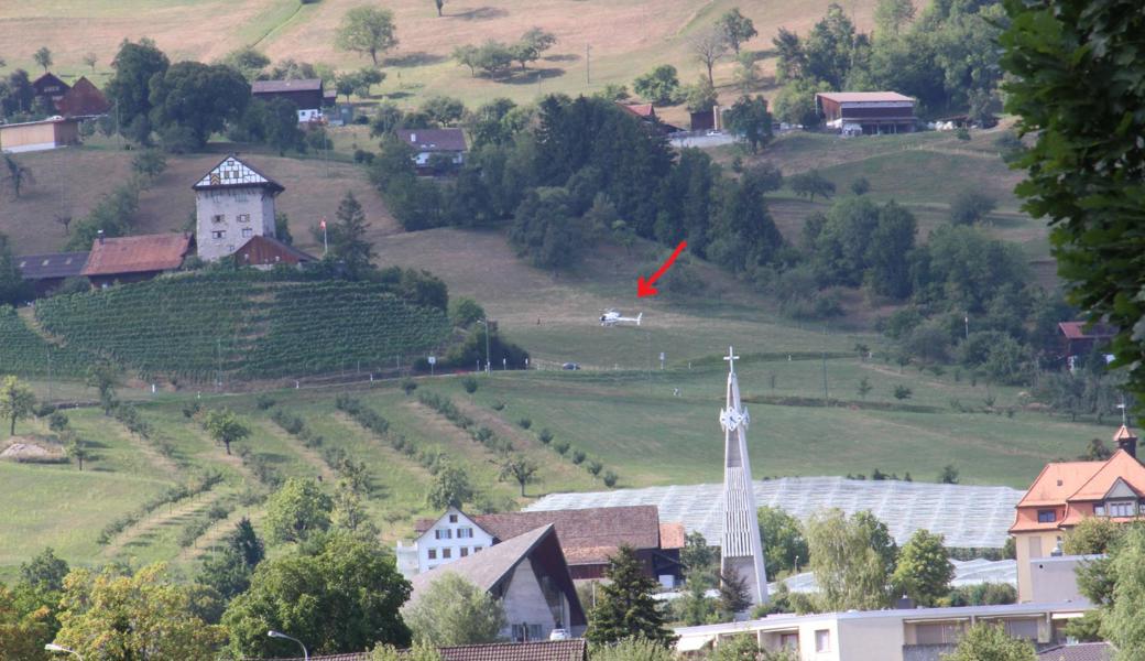 Vom Tal zu sehen: Der Heli landete weit oberhalb der Kirche, im Hang.