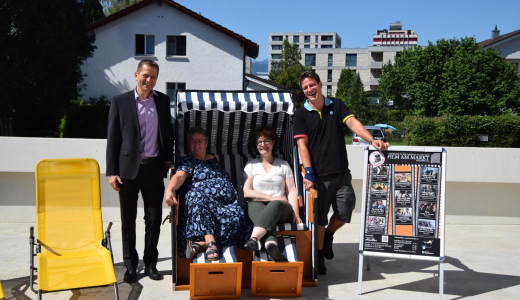 Strandkörbe und Liegestühle runden das Open-Air-Kino-Erlebnis ab: Jürg Kehl (St. Galler Kantonalbank Heerbrugg, von links), Denise Zellweger (Kinotheater Madlen), Gemeinderätin Jennifer Eichmann (Heerbrugg) und Pascal Zäch (Kinotheater Madlen).