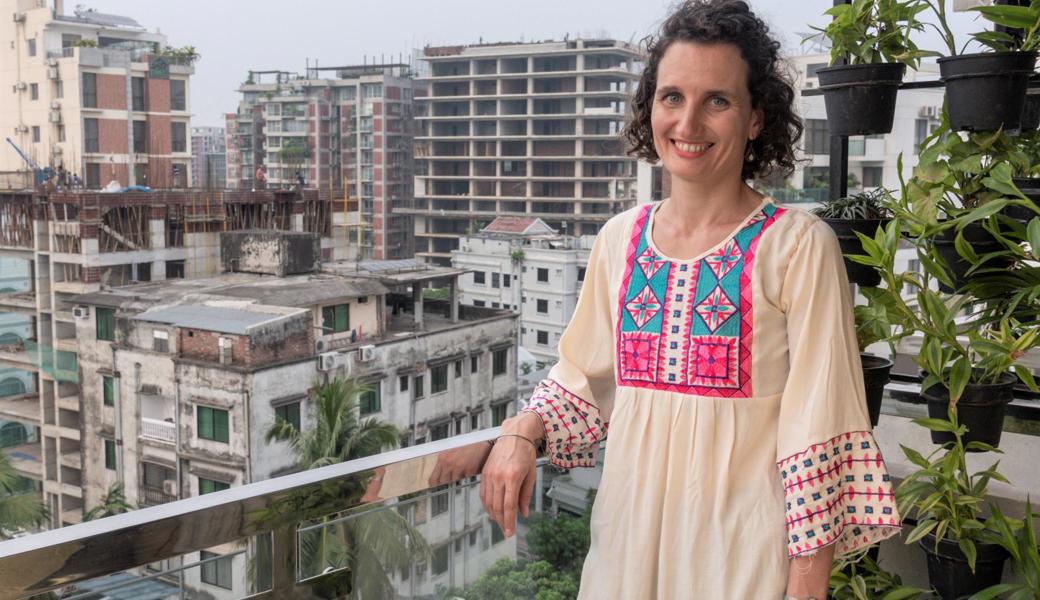 Katrin Rosenberg auf dem Balkon ihrer Wohnung in der Hauptstadt Dhaka. Momentan arbeitet sie mit ihrem Team daran, einen Orientierungsnachmittag für Männer und Frauen zusammenzustellen, die sich überlegen, in die Golfstaaten arbeiten zu gehen.