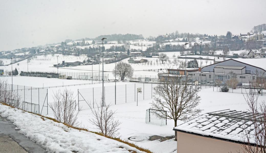 Von der Platzmitte zur nordöstlichen Ecke fällt das Terrain des Haupt-Fussballfeldes um eineinhalb Meter ab. Das will man mit einer Sanierung ändern. 