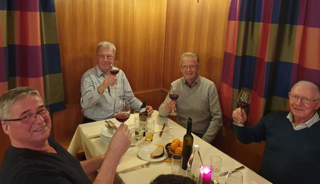 Roland Kuratli (v. l.), Präsident Willy Hautle, Werner Fitz und Sepp Benz stossen auf die erfolgreiche Saison des RC Flurhof an.