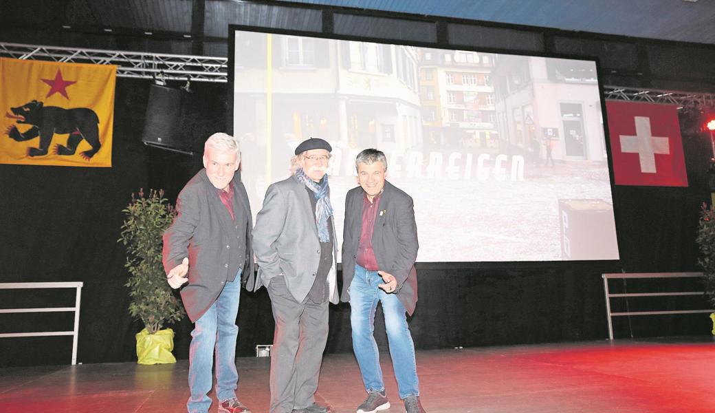 Carlo Pinardi, Präsident des Röllelibutzen Vereins Altstätten (v. l.) freut sich zusammen mit dem Filmemacher Kuno Bont und dem OK-Präsidenten Alex Zenhäusern über die erfolgreiche Weltpremiere des Filmes «Männerreigen». 