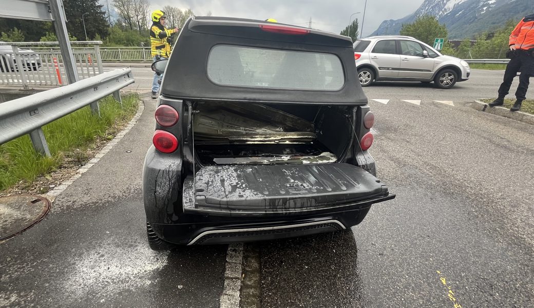 Das Feuer brach im Kofferraum des Autos aus.