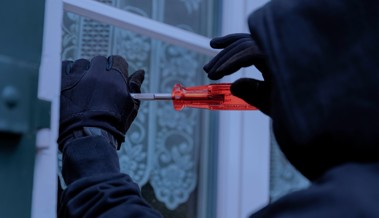 Einbruchversuch am Silvesterabend: Bewohnerin überrascht den Täter
