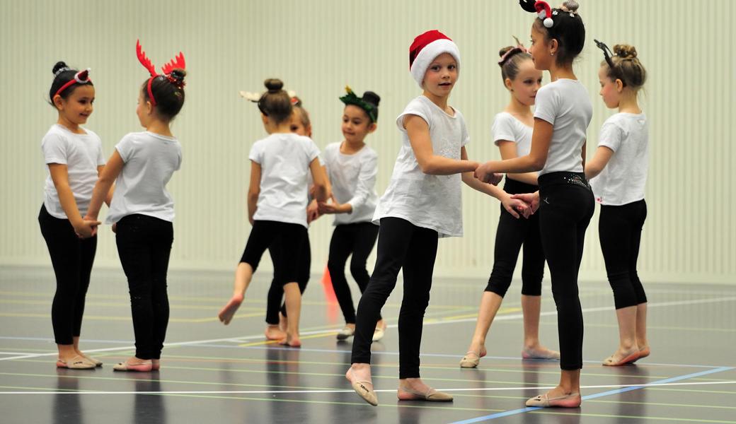 Die jüngsten Teilnehmerinnen eröffneten die Weihnachtsshow der RG Berneck. 