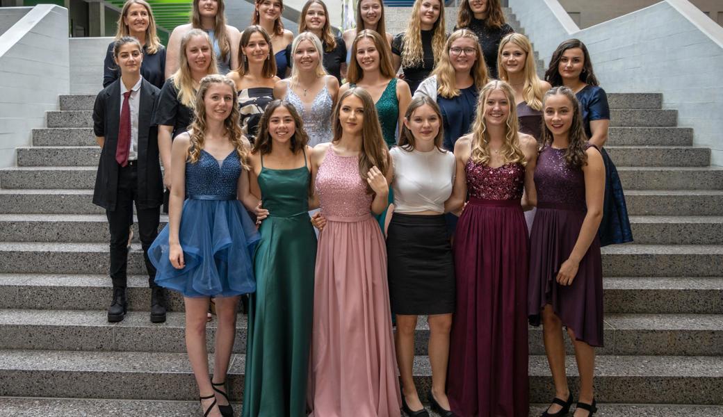  Fachmittelschulabschluss, Klasse 3Fa: Hintere Reihe v.l.n.r.: Klassenlehrerin Jacqueline Jäger, Nadine Schweitzer, Sandrine Waser, Vanessa Roettig, Anja Eggenberger, Lara Dietsche, Lea Rechsteiner. Mittlere Reihe v.l.n.r.: Leda Tammaro, Cécile Bircher, Clara Böhler, Elena Häni, Salomé Keel, Ramona Hangartner, Aliza Dobler, Sara Jusufi. Vordere Reihe v.l.n.r.: Eileen Hutter, Cara Lais, Larissa Devenoges, Julie Böhme, Rahel Imlig, Laura Lüchinger. Es fehlen: Joëlle Sieber, Larissa Wiederkehr.