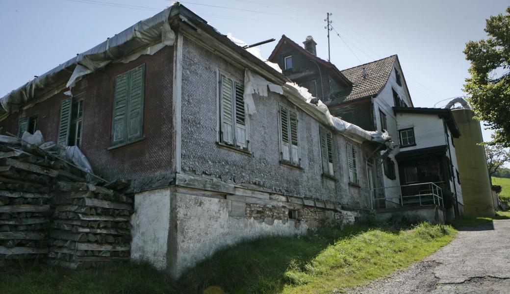 Viele alte Bauten ausserhalb der Bauzone lassen die Eigentümer lediglich stehen, weil sie bei einem  Abbruch die Bestandesgarantie für den Bau verlieren würden.