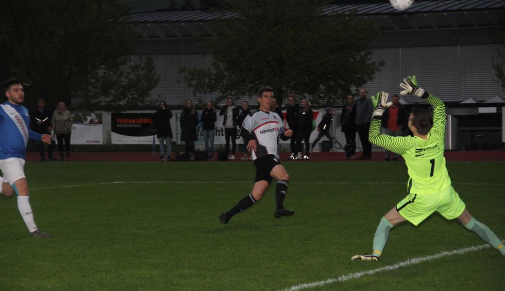 Glück für Rüthi-Goalie Keller, Raphael Kings Schuss geht übers Tor. Appenzell hätte höher gewinnen können.