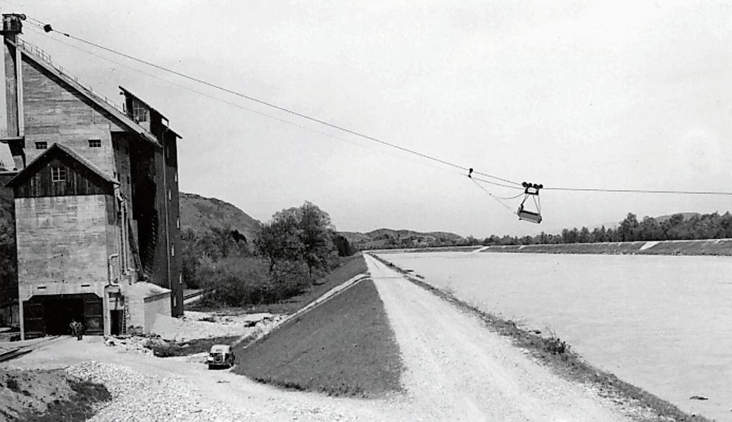 Beim Kieswerk Rheinkies AG am Rhein bei Salez wurde Material aus dem Fluss geholt, Mai 1955. 