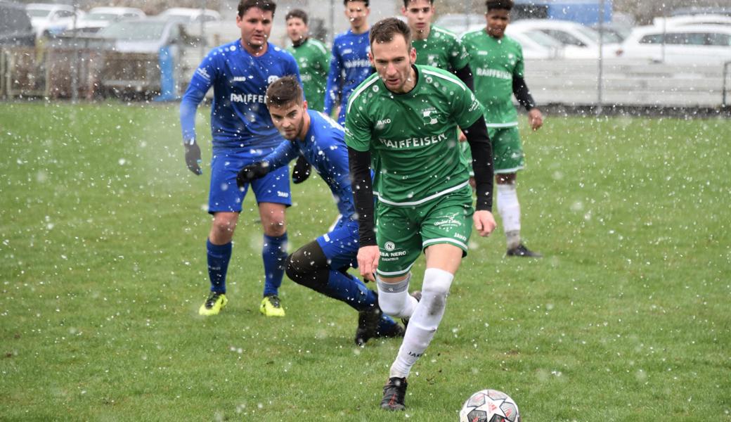 Auf das Schneederby in Rüthi folgen für beide FCR Duelle mit anderen Rheintaler Teams: Rebstein (in Grün Andrej Dursun) spielt am Sonntag in Staad, Rüthi am Samstag in Diepoldsau.