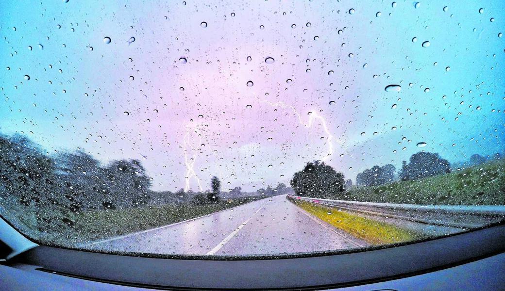 Blitze und eine Regenfront: Autos zählen zu den besten Möglichkeiten, sich vor Blitzeinschlag zu schützen.