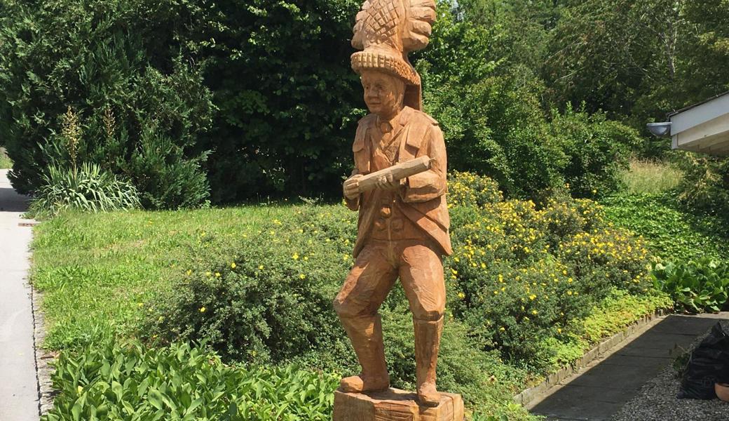 In Waldparknähe stehet neuerdings ein Röllelibutz aus Holz.