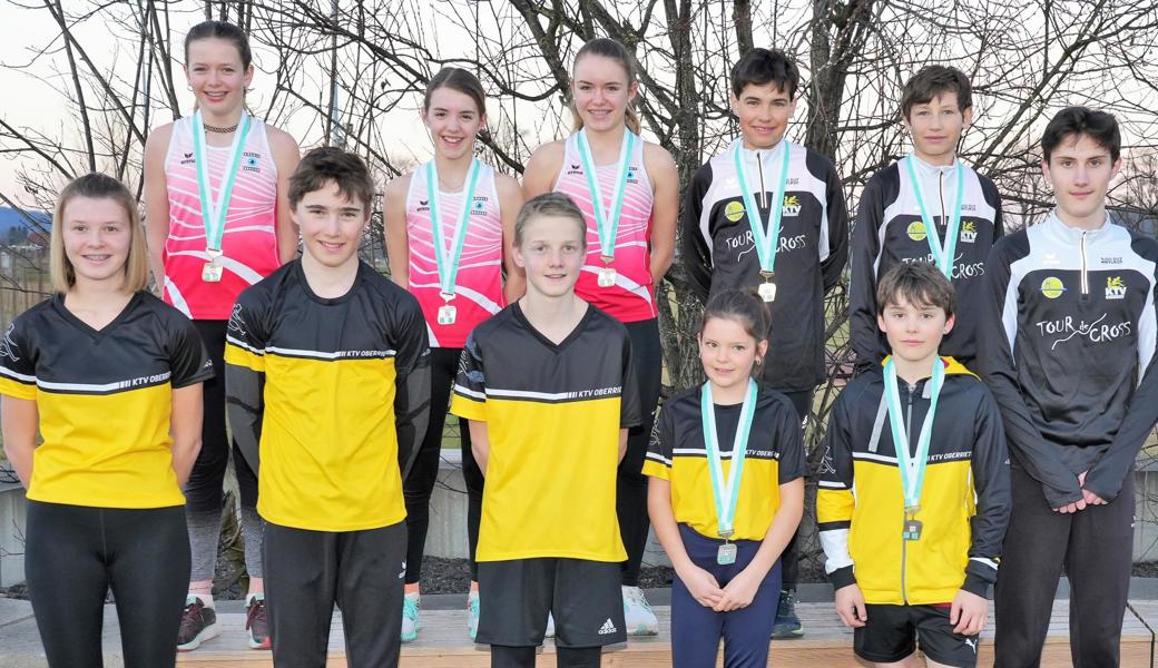 Erfolgreiche Oberrieter Crossläuferinnen und -läufer (hinten von links): Melissa Zäch, Aino Loher, Elin Loher, Timo Gächter und Joa Gächter. Vorne (v.l.): Julia Stieger, Manuel Mattle, Simon Stieger, Jael Lüchinger, Simon Mattle und Mika Steiger.