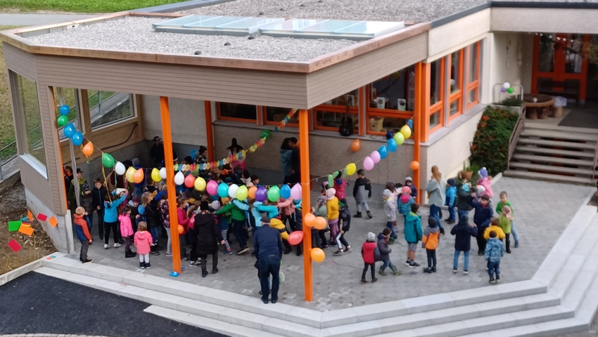 Schulkinder freuen sich über die neue Pausenhalle