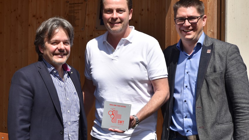 Übergabe der Partnerschaftsplakette, von links: Nicolas Joss, Direktor von Swiss Wine Promotion und Gian Carlo Casparis von Swiss Wine Tours, gratulieren dem Projektteam und Projektleiter Armin Lutz von Wein Erlebnis Berneck zur Partnerschaft mit Swiss Wine Tours.