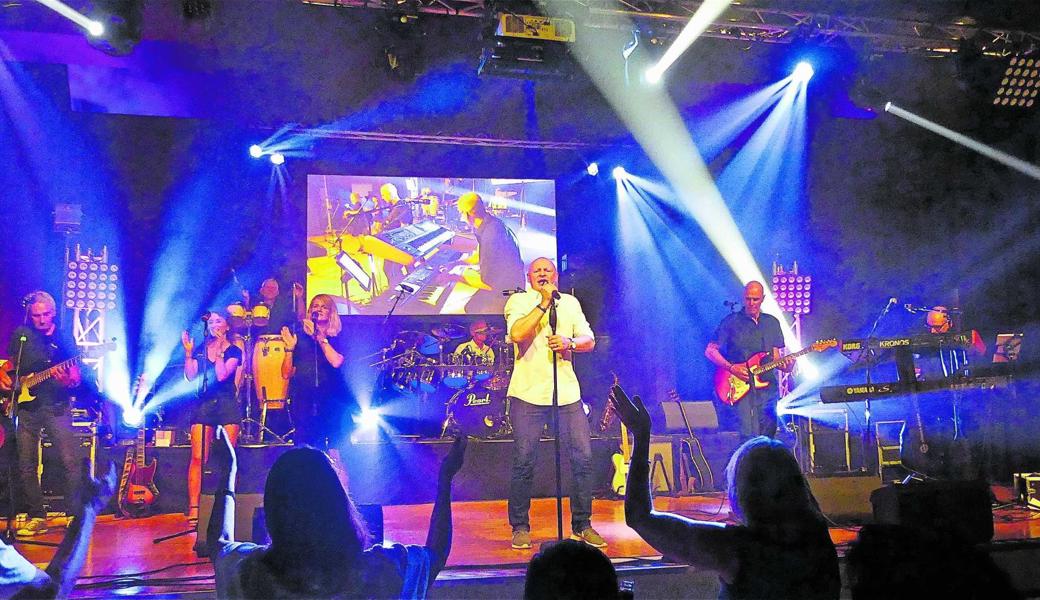 Die Phil Collins Tribute Band «Phil» mit Leadsänger Jürgen «Phil» Meyer zog mit ihrer mitreissenden Musik das Publikum in seinen Bann. 