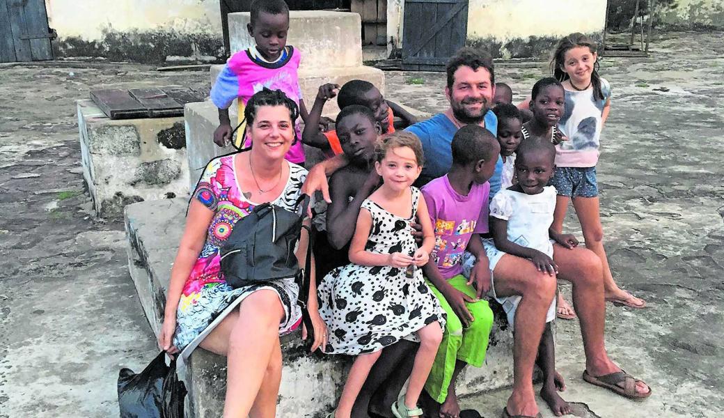 Zweimal war die ganze Familie in Ghana zu Besuch: Die Eltern Denise und René Pratter mit ihren Töchtern Ayleen (links) und Emily. 