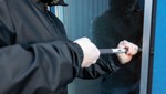 Unbekannte brechen über Auffahrt in Einfamilienhaus, Wohnwagen und Baucontainer ein