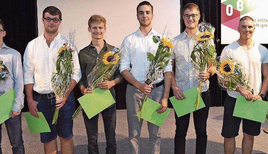 Gianluca Pargätzi (v. l.), Martin Baumgartner, Valentin Bünter, Djordje Krupljanin, Robin Schrag und Samuel Stocker wurden von Andreja Slavik, Präsident des Lehrmeisterverbandes Konstrukteur, mit dem «Champion»-Titel ausgezeichnet. 