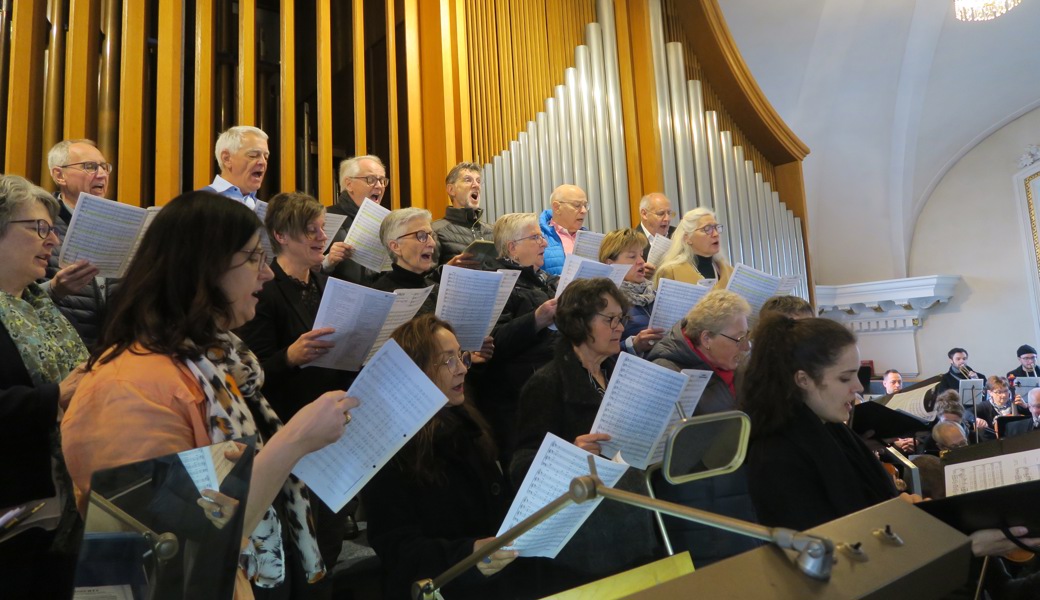 Chor St. Nikolaus mit Orchester auf der Empore (Ausschnitt)