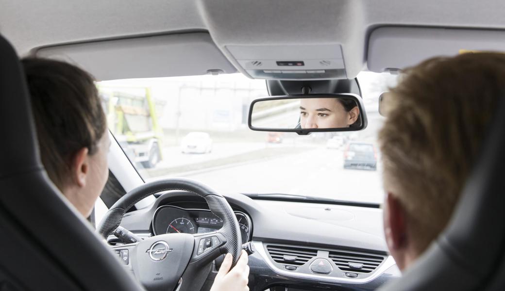 Früher, dafür länger: 17-Jährige dürfen seit diesem Jahr Auto fahren lernen, das L müssen sie aber zwölf Monate behalten.