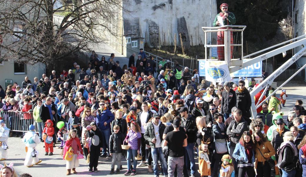 Fasnacht feiern die Rebsteinerinnen und Rebsteiner dieses Jahr nicht im Dorfzentrum, sondern auf dem Fussballplatz - im Freien.