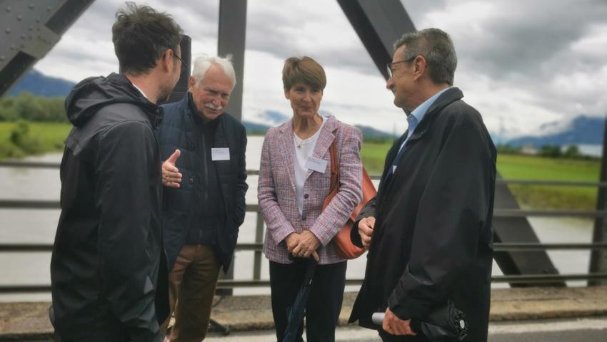 Viele Beteiligte von beiden Seiten des Rheins wohnten der Unterzeichnung des Staatsvertrags bei.