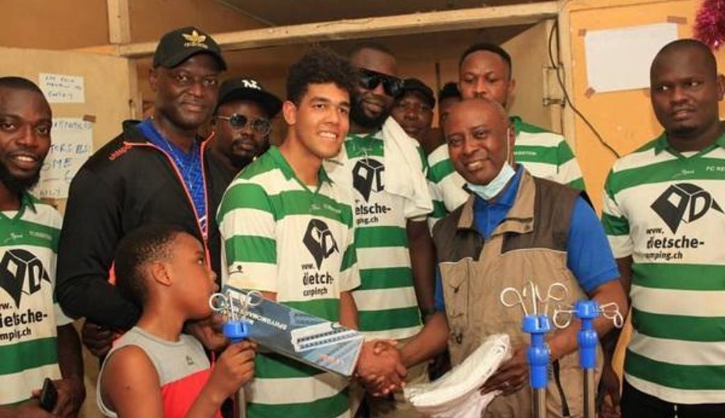 Kevin (Dritter von links) und sein Vater Steve (links neben ihm) treffen sich mit dem «Kantonsarzt» vom State «Edo» in einem Spital in Benin Stadt und übergeben Hilfsmittel für das Geburtshaus.