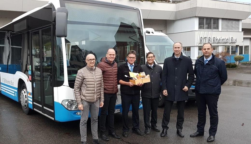 Von links: Hans Koller (Leiter Markt), Andreas Göth (Standortleiter Altstätten), Lothar Felder (Buschauffeur), Rico Kellenberger (Leiter Produktion), Roland Ochsner (Unternehmensleiter), Burim Fejzullah (Fahrdienstleiter).