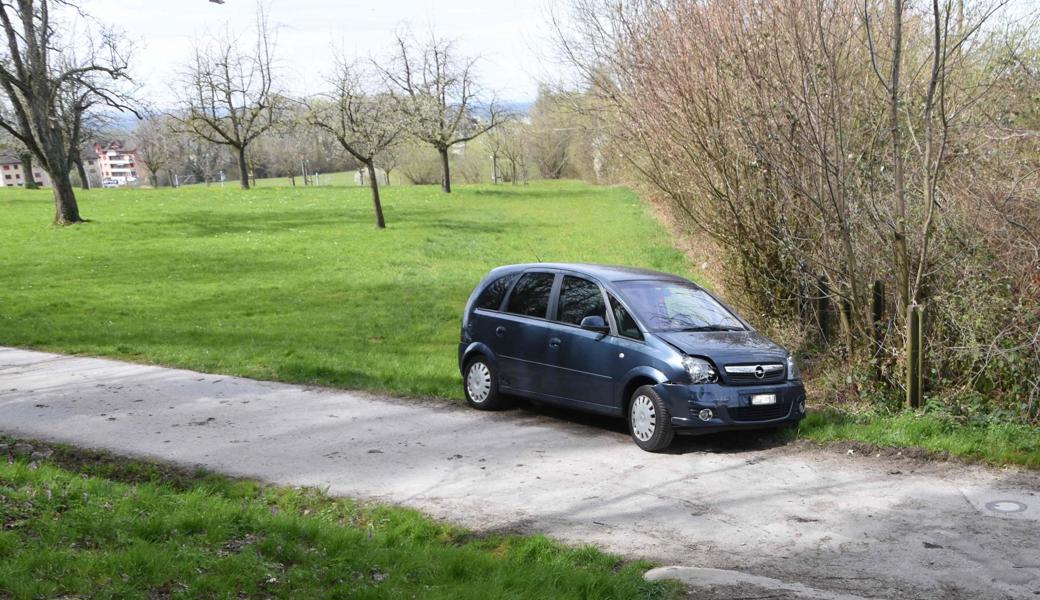 Der Unfallverursacher stellte den Wagen auf einer Nebenstrasse ab.