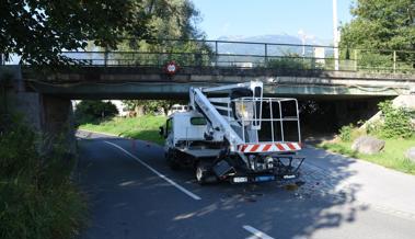 Mit Hebebühne in die Bahnbrücke gefahren