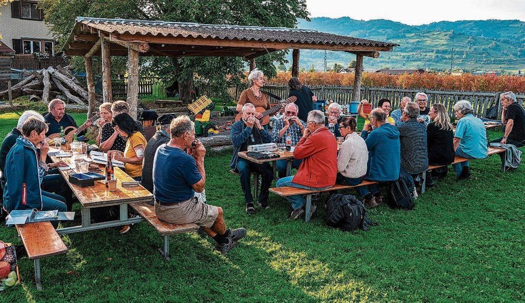 Grillnachmittag des Mundharmonika-Clubs Rheintal im Garten von Fredy Ritter. 