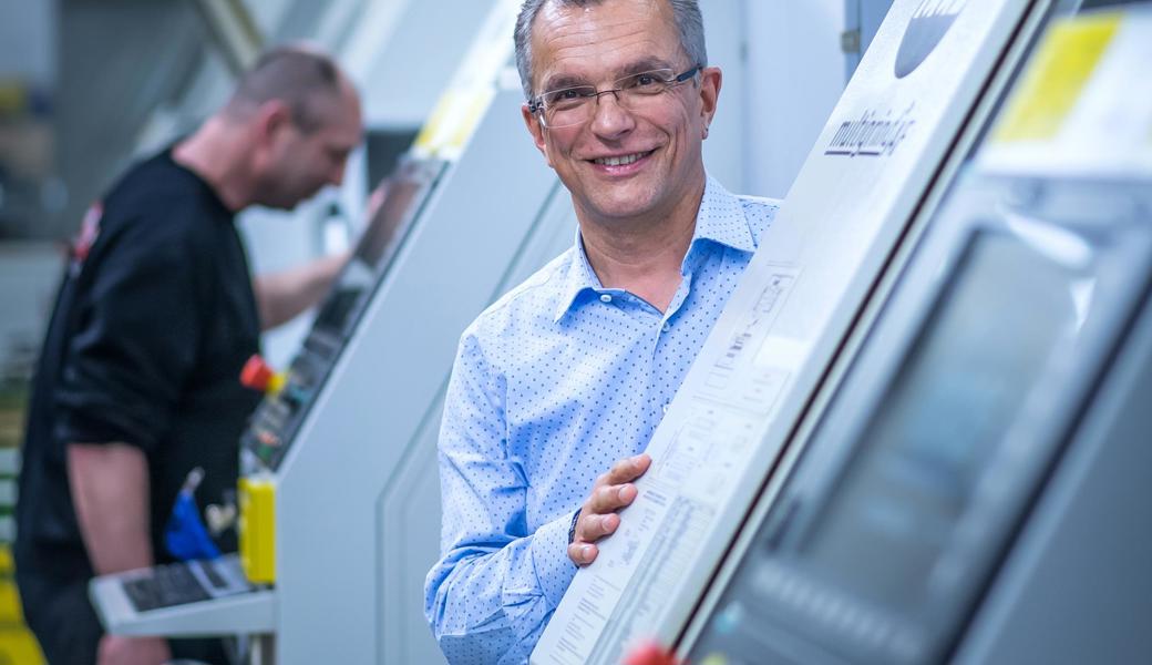 Ulf heule in der Produktionshalle der Heule Werkzeug AG in Balgach.