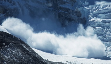 Nur noch die linke Hand ragte aus dem Schnee - Skifahrer befreit sich selbst aus Lawine