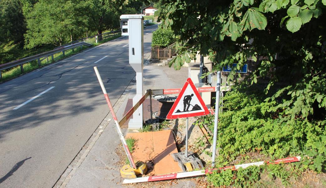 Die Baustelle liegt direkt beim Radarkasten. 