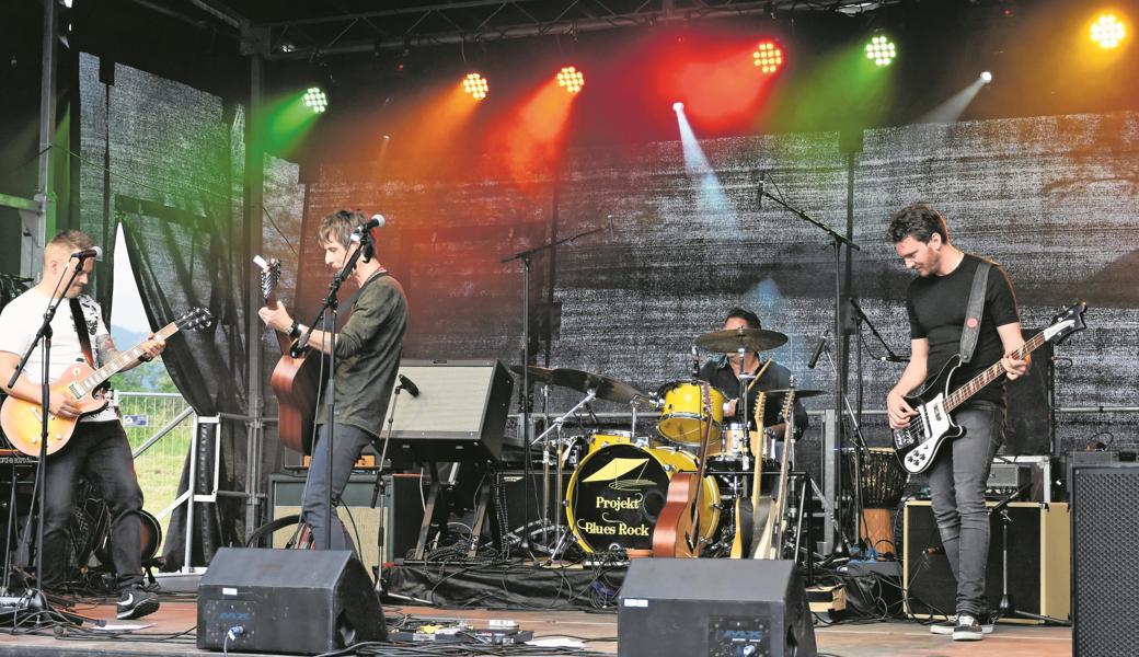 Keiner zu klein, ein Rockmusik-Fan zu sein. Alex Good und Band brachten ihre Songs noch trocken über die Bühne.