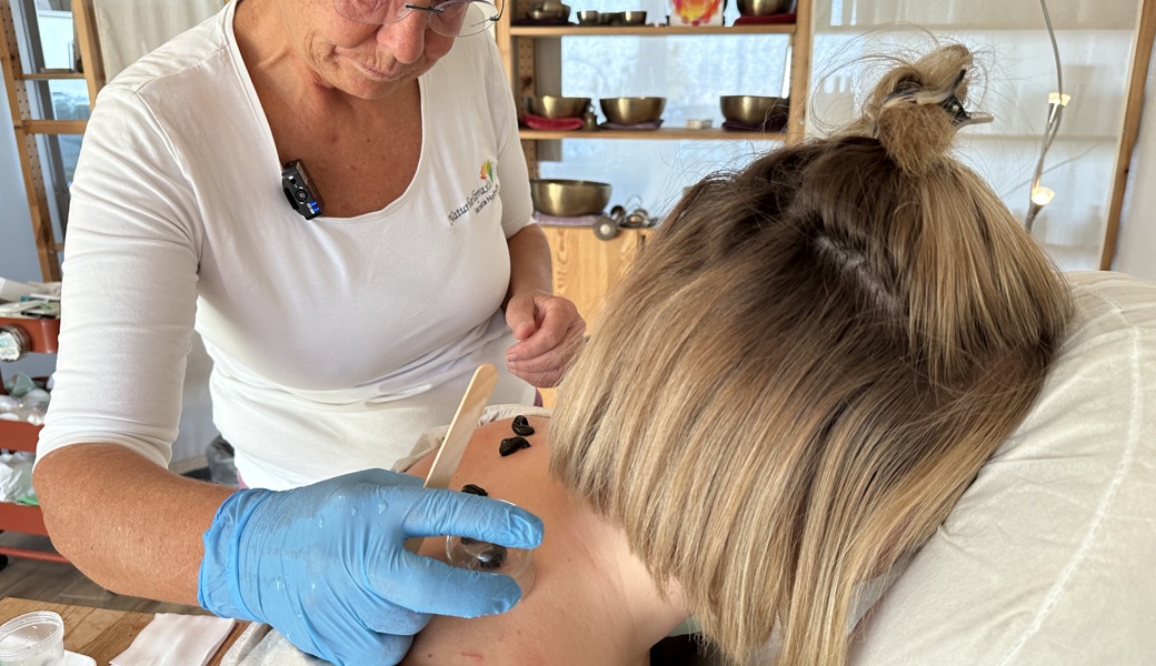 Heilende Blutsauger? Der Nacken, der zum Buffet wurde Heilende Blutsauger? Der Nacken, der zum Buffet wurde