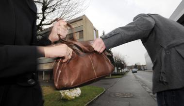 Handtasche geraubt - Polizei sucht Zeugen