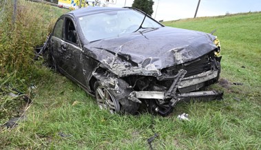 Auf der Autobahn überschlagen: 24-Jähriger bei Selbstunfall lebensbedrohlich verletzt